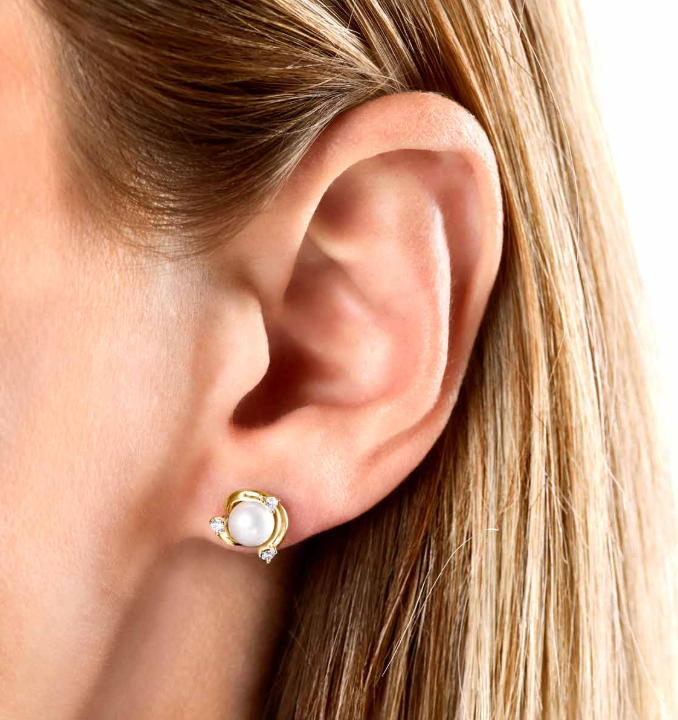 Trend 18K Gold Freshwater Pearl & Round Diamond Stud Earrings